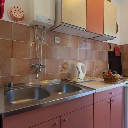 Apartmán Spacious With Terrace 450 M Distant From The Malinska